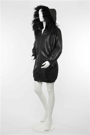 Gianni Versace: giaccone in pelle nera con arricciatura in vita, cappuccio...