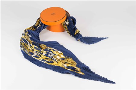 Hermes Paris: foulard plissettato in seta, stampa "Le Morse a la Conetable",...