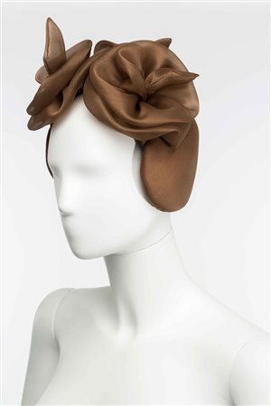 Gallia: cappello in chiffon color tortora con tre fiori (lievi difetti)