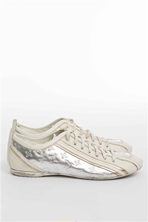 Louis Vuitton: un paio di scarpe da ginnastica color panna, con rifiniture...