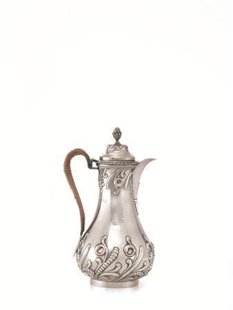 Caffettiera, Londra 1895in argento, corpo piriforme decorato da volute...