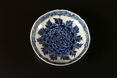 Arte Cinese Piatto in porcellana bianco/blu con bordo foliato Cina, dinastia...
