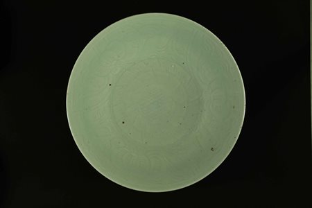 Arte Cinese Piatto in porcellana celadon Cina, XIX secolo. . Cm 34,50. Piatto...