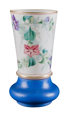 VASO in opaline decorato a mano. Sicilia XIX secolo Misure: h cm 25