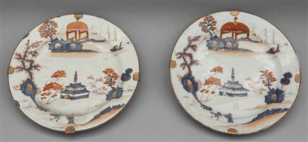 Coppia di piatti in ceramica decorata in policromia, Milano sec.XVIIIdiam.cm.22