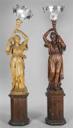 Coppia di grandi figure femminili reggitorciera in legno patinato, sec. XIXh....