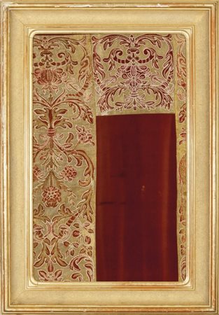 Grande cornice in legno dorato, sec. XIX, all'interno frammenti di un ricamo...