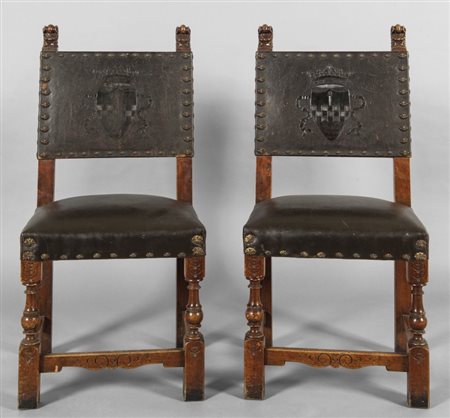 Quattro sedie a rocchetto in stile ricoperte in cuoio impresso con stemma...