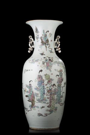Vaso biansato in porcellana Famiglia Rosa, decorato con figure femminili e...
