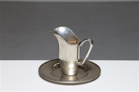 GENAZZI LUIGI Brocca e vassoio in argento, Milano , 1950. Argento. Cm 30,00 x...