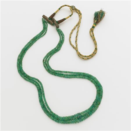 Collana a tre fili scalati di smeraldi lungh. cm 53 circa, g. 35,80...