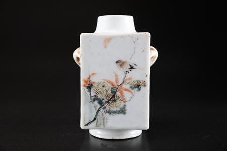Arte Cinese Vasetto rettangolare in porcellana policroma dipinto con uccelli...