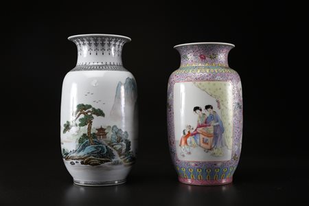 Arte Cinese Due vasi in porcellana policroma, l'uno decorato con dame ed un...