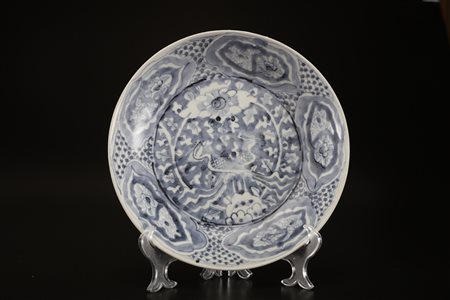 Arte Cinese Grande piatto bianco blu della tipologia Swatow dipinto con...