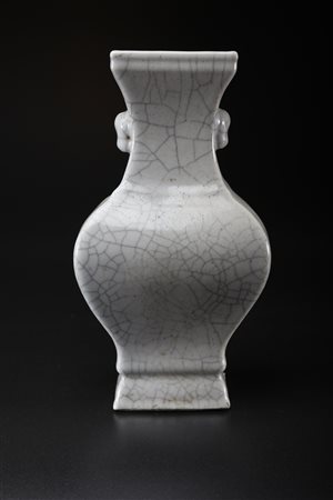 Arte Cinese Vaso in porcellana dalla forma arcaica ed invetriatura Guanyao...