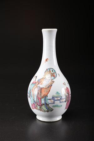 Arte Cinese Bottiglia in porcellana policroma raffigurante un personaggio con...