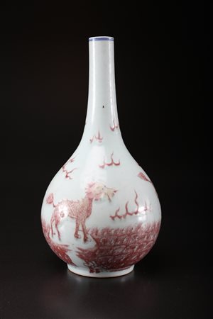 Arte Cinese Alta bottiglia in porcellana dipinta in rosso con raffigurazioni...