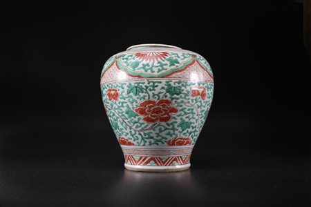 Arte Cinese Vaso wucai in porcellana dipinta con fiori rossi, foglie e tralci...
