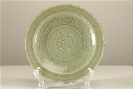 Arte Cinese Piatto in ceramica celadon con bordo lobato inciso con decoro di...