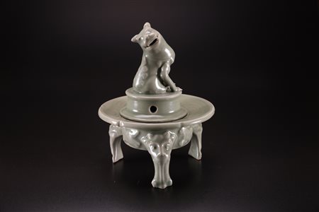 Arte Cinese Incensiere tripode in ceramica celadon con impugnatura a cane di...