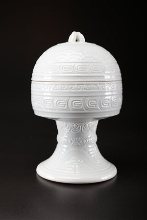 Arte Cinese Vaso imperiale "dou" con coperchio in porcellana bianco di Cina e...