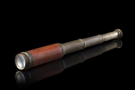 Cannocchiale telescopico in ottone con presa in mogano. Sec. XIX (cm 15,...