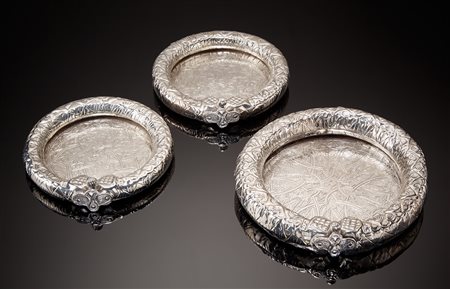 Lotto di tre posacenere in argento di forma circolare riccamente decorati....