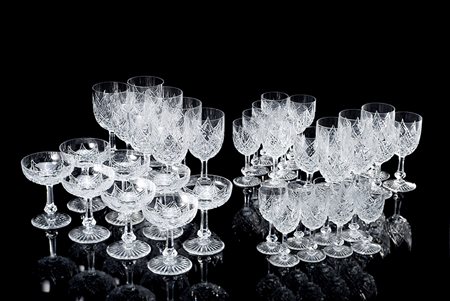 Parte di servizio di bicchieri in cristallo molato composto da otto coppe,...