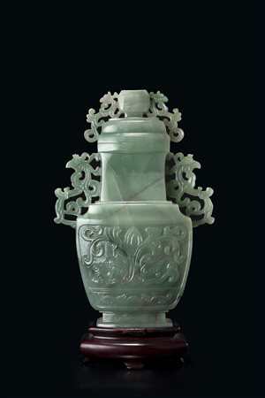 Vaso con coperchio in pietra dura verde con striature, dalla forma arcaica,...
