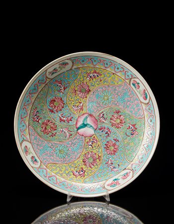 Piatto in porcellana policroma con decorazione floreale Cina, sec. XX A...