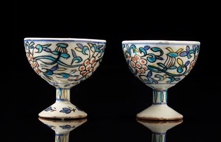Due piccole coppe in stile Iznik con invetriatura blu e turchese a motivi...