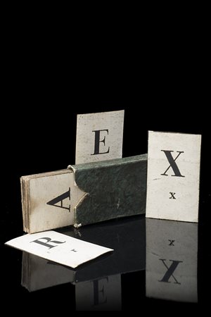 Carte da abecedario in cartoncino e custodia marmorizzate. Sec. XIX (difetti)...