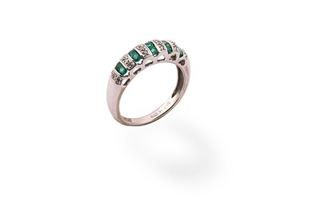 Anello smeraldi e diamanti .Oro 18 Kti 10 smeraldi cti 0,50 18 Peso gr. 3,50
