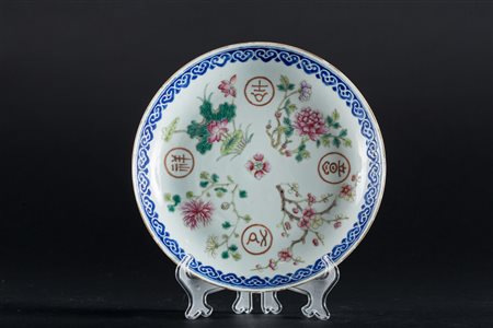 Arte Cinese Piatto in porcellana decorato a motivo floreale Cina, dinastia...