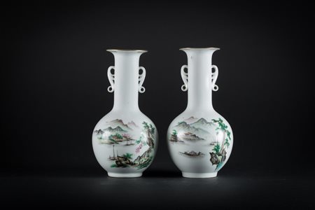 Arte Cinese Coppia di vasi in porcellana dipinta con paesaggio montuoso,...