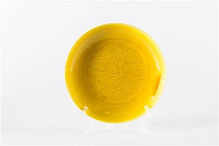 Arte Cinese Piatto in porcellana invetriata di giallo con decorazione incisa...