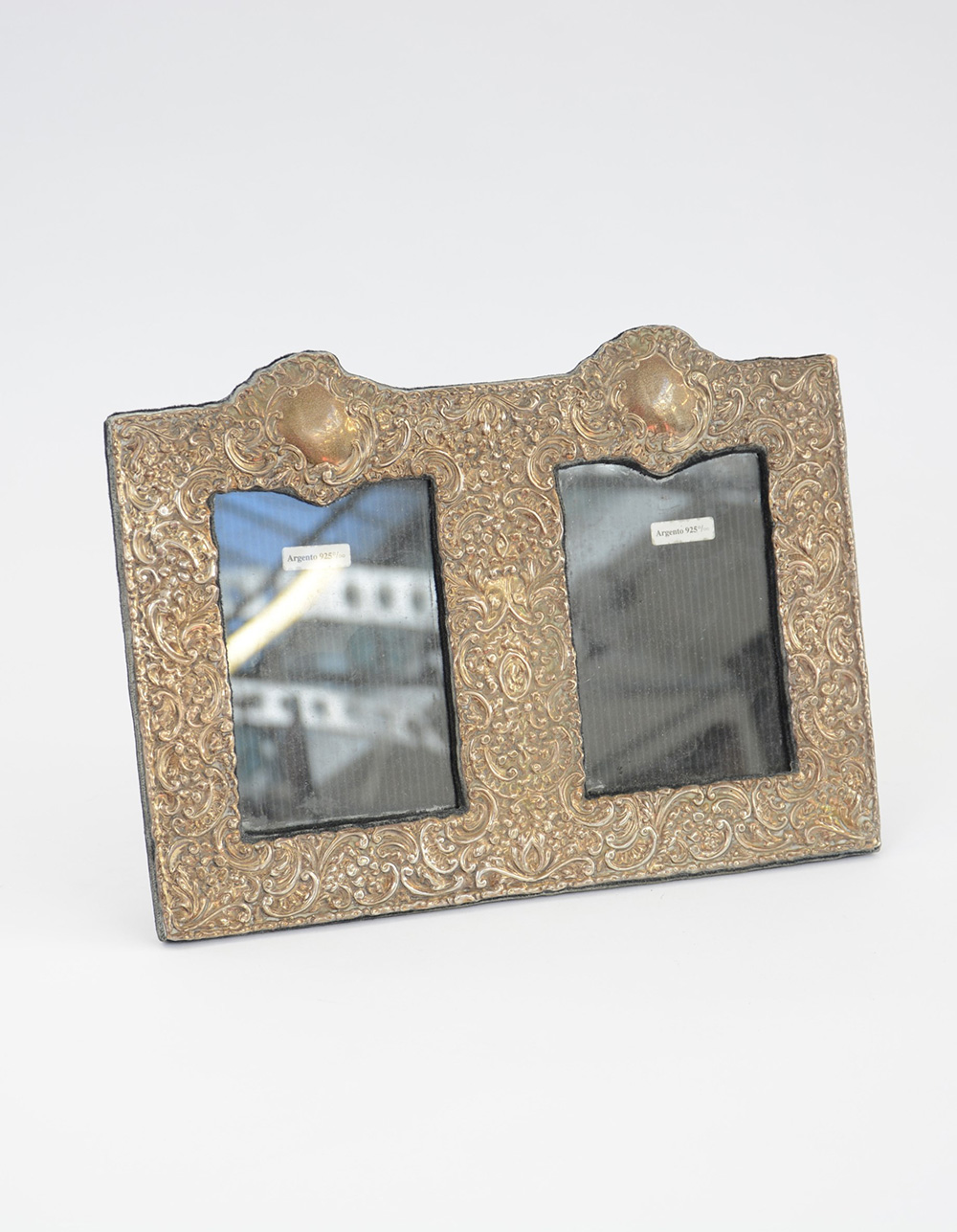 Cornice con doppio portafoto in lamina d'argento sbalzato (cm 31x23)  (difetti), Il Ponte Casa d'Aste