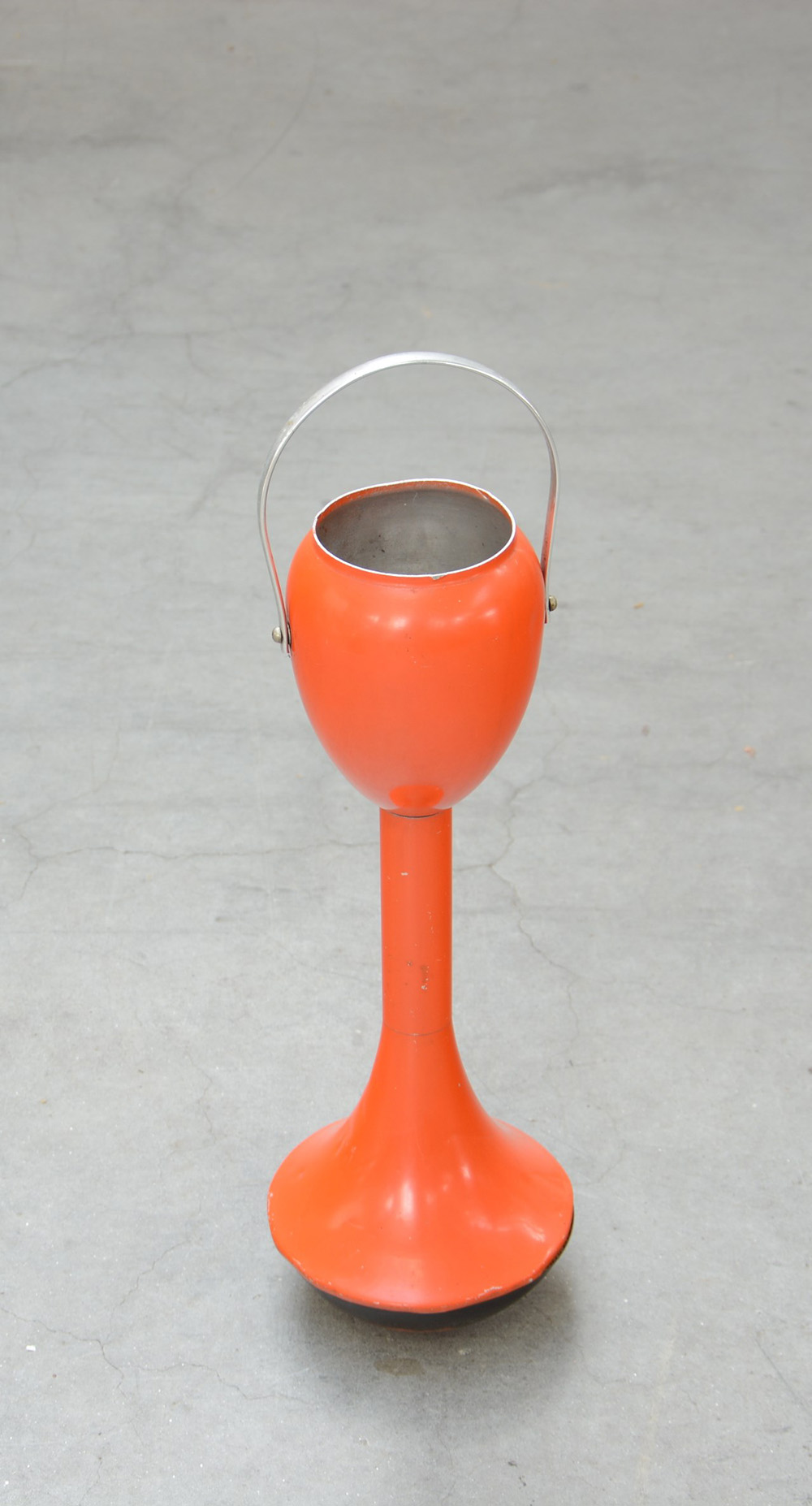 Posacenere da terra in alluminio smaltato arancione, anni 60 del