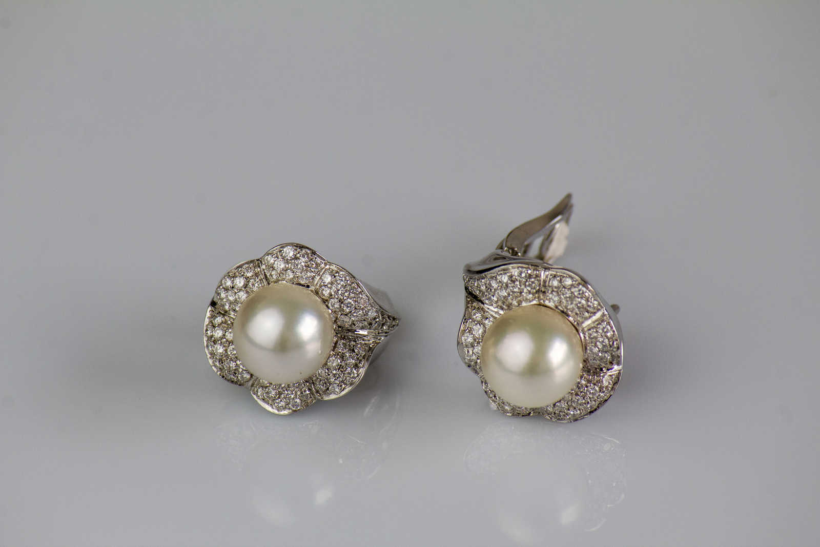 Anello in oro bianco 18kt. gr 14, con perle giapponesi 9mm. Diamanti ...