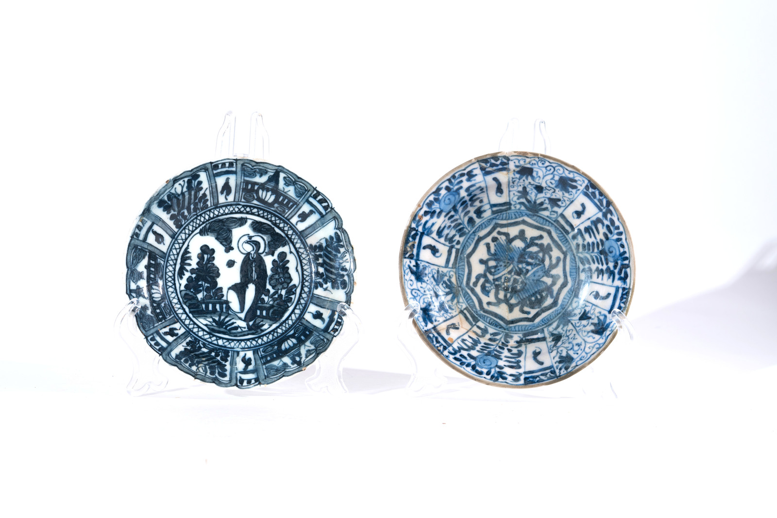 Arte Islamica Due piattini in ceramica bianca e blu Iran, epoca