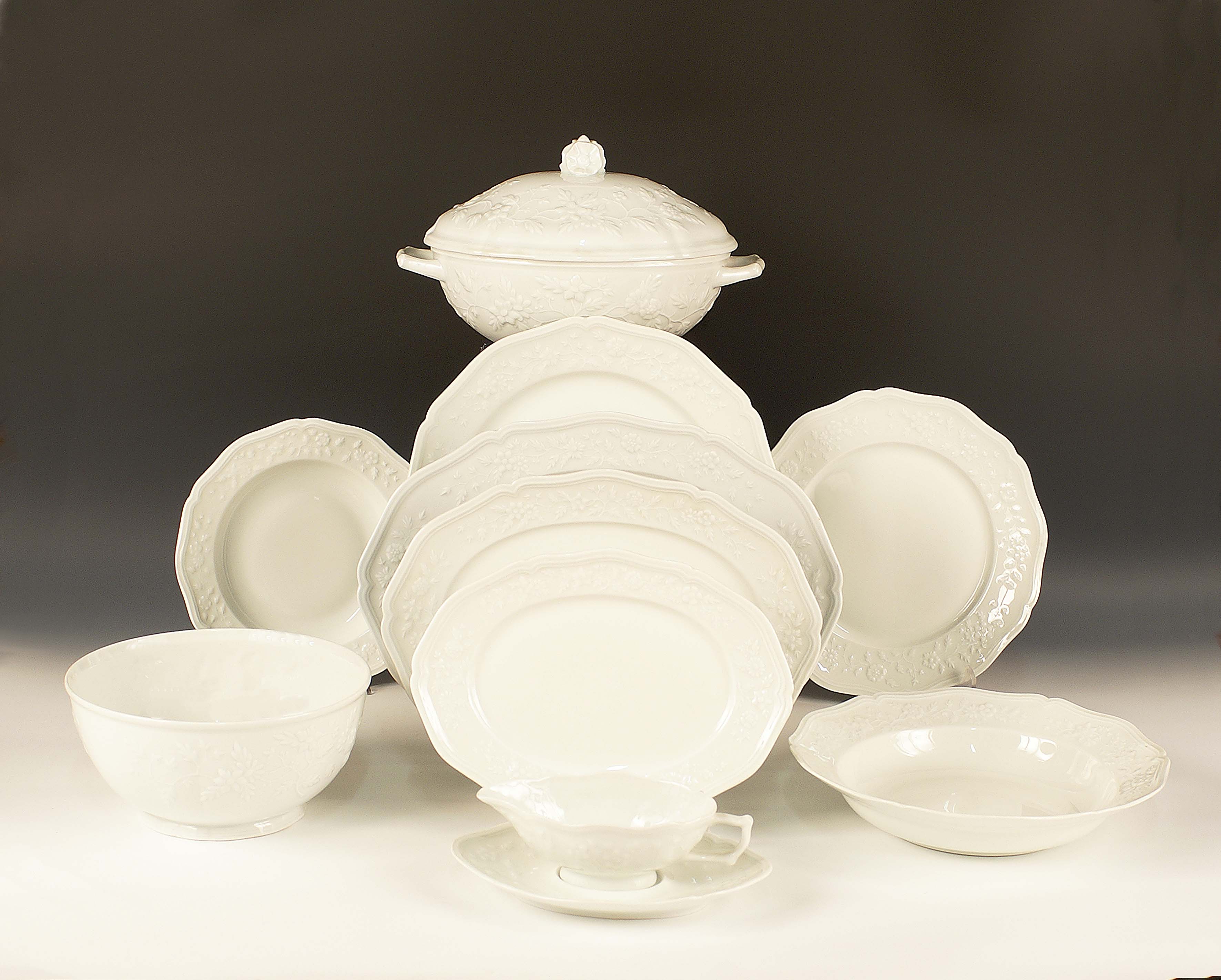 Servizio di piatti in porcellana bianca di Limoges con profilo