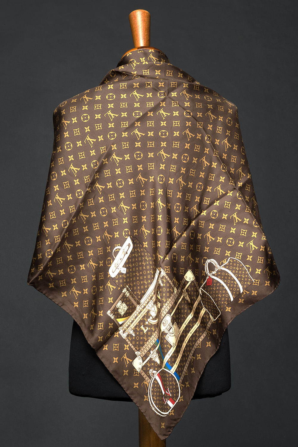 LOUIS VUITTON Foulard in seta a fondo marrone logato con disegno