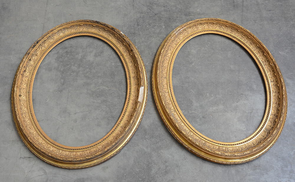 Coppia di cornici ovali in legno e pastiglia dorata (cm 65x50
