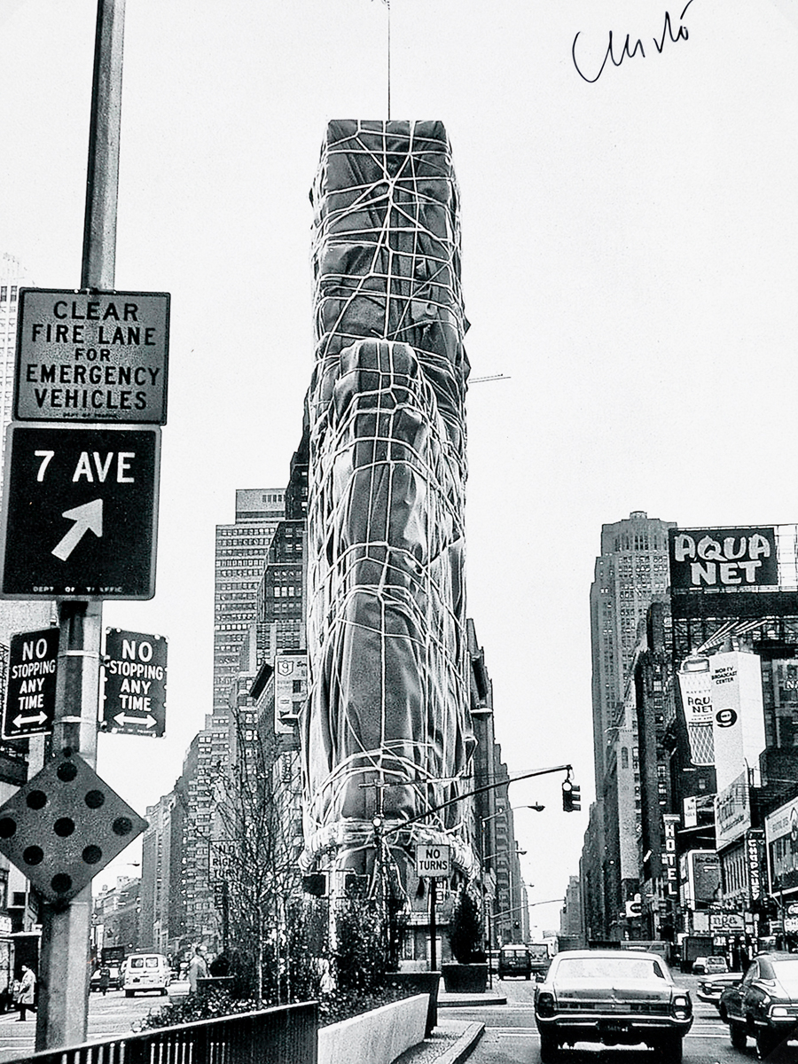 CHRISTO (1935) Packed building (Project for 1 Times Square, Allied