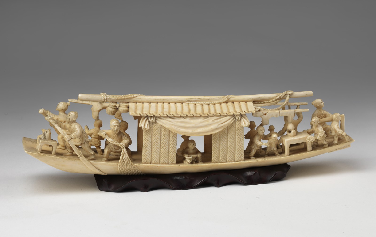 ARTE GIAPPONESE An ivory carving depicting a boat with characters Japan