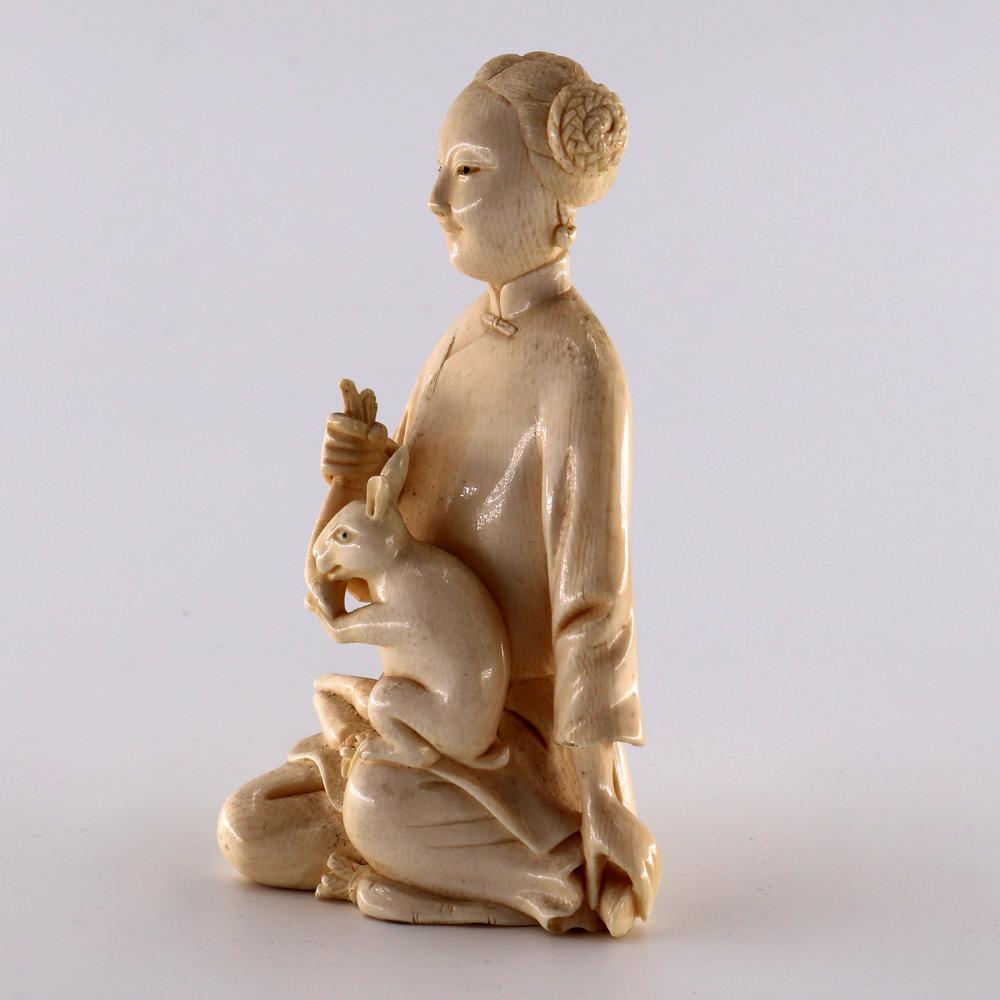 SCULTURA IN AVORIO, CINA, INIZIO XIX SECOLO dim. cm 12x7x4,5, g 207