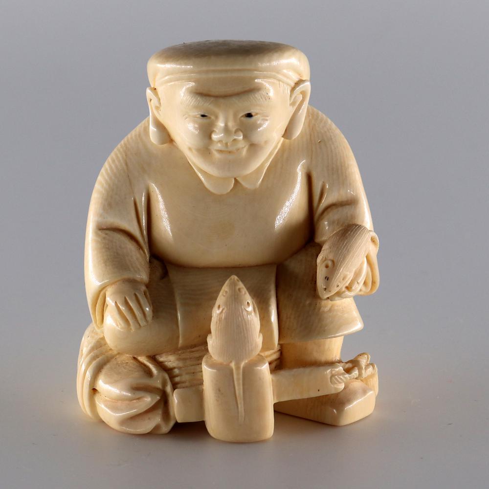 SCULTURA IN AVORIO, CINA, INIZIO XIX SECOLO dim. cm 7,5x6x4, g 226