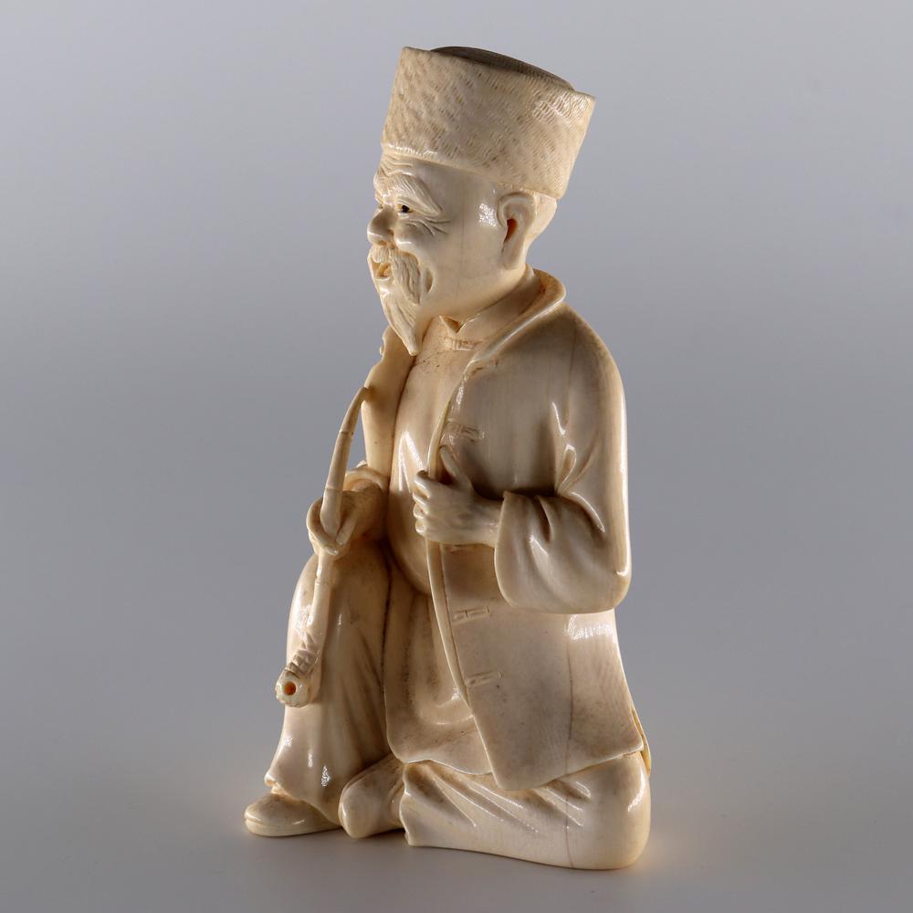 SCULTURA IN AVORIO, CINA, INIZIO XIX SECOLO dim. cm 14x8x5,5, g 383