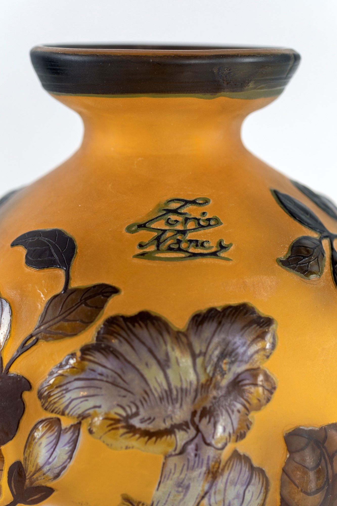 Vaso in pasta di vetro decorato a cameo CASA D'ASTE ARCADIA