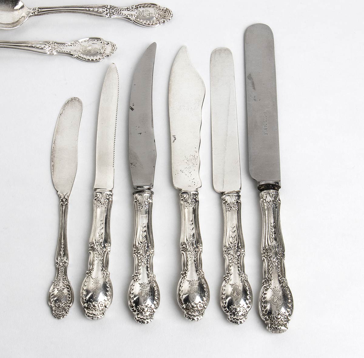 Un set da viaggio francese di posate in argento in una cassa di ebano, metà  del XIX secolo costituito da un coltello pieghevole, forchetta e cucchiaio  con manici decorati in rilievo. Viene